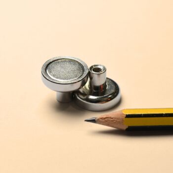 SM33 – D.16X5 Screw Socket M4X8