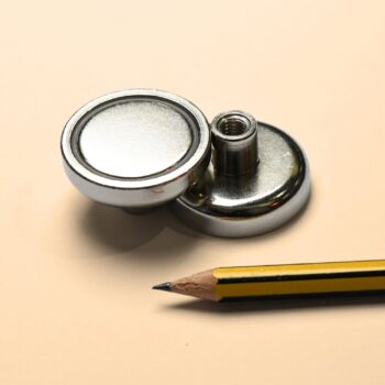 SM33 – D.32X8 Screw Socket M6X10